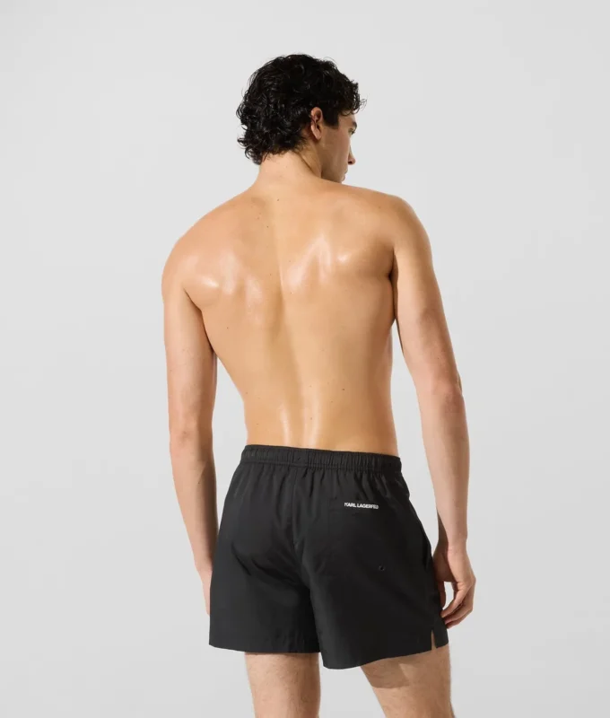 Boardshorts mit Monogramm-Ansteckpin Boardshorts mit Monogramm-Ansteckpin
