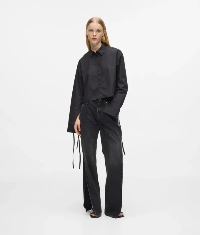 Gerade geschnittene Jeans mit hohem Bund und geschlitzten Beinen Gerade geschnittene Jeans mit hohem Bund und geschlitzten Beinen
