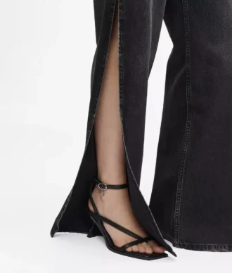 Gerade geschnittene Jeans mit hohem Bund und geschlitzten Beinen