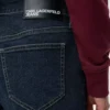 Gerade geschnittene Jeans mit hoher Taille Gerade geschnittene Jeans mit hoher Taille