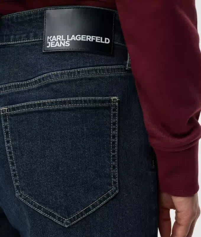 Gerade geschnittene Jeans mit hoher Taille Gerade geschnittene Jeans mit hoher Taille