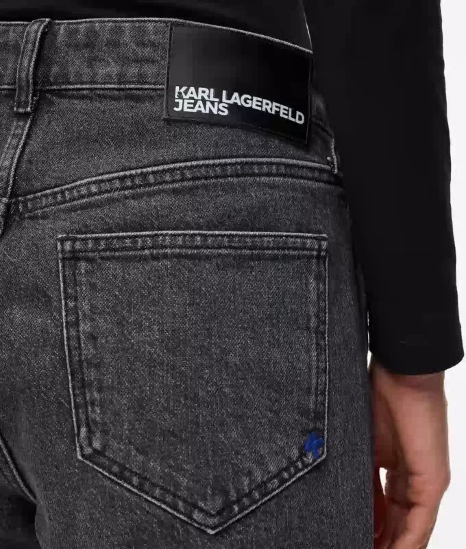 Gerade geschnittene Jeans mit hoher Taille Gerade geschnittene Jeans mit hoher Taille