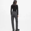 Gerade geschnittene Jeans mit hoher Taille Gerade geschnittene Jeans mit hoher Taille