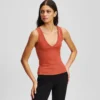 GERIFFELTES TANKTOP MIT V-AUSSCHNITT