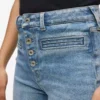 Hoch geschnittene Jeans mit ausgestelltem Bein