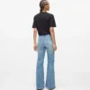 Hoch geschnittene Jeans mit ausgestelltem Bein