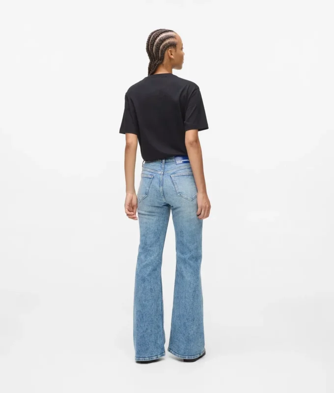 Hoch geschnittene Jeans mit ausgestelltem Bein