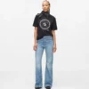 Hoch geschnittene Jeans mit ausgestelltem Bein