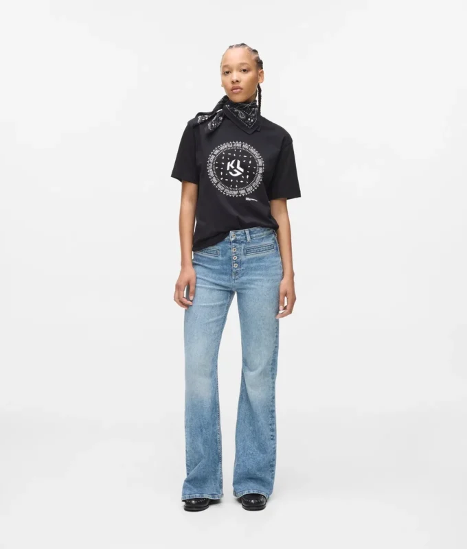Hoch geschnittene Jeans mit ausgestelltem Bein