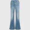 Hoch geschnittene Jeans mit ausgestelltem Bein