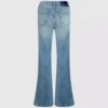 Hoch geschnittene Jeans mit ausgestelltem Bein