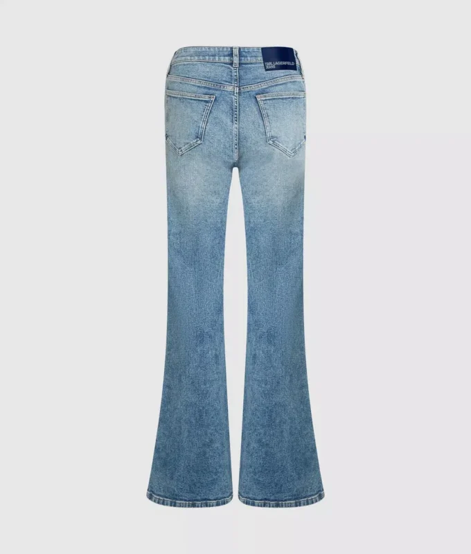Hoch geschnittene Jeans mit ausgestelltem Bein
