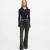 Hoch geschnittene Jeans mit Naht und ausgestelltem Bein Hoch geschnittene Jeans mit Naht und ausgestelltem Bein