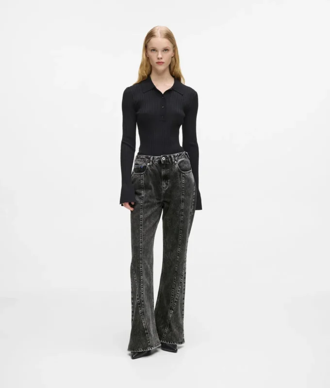Hoch geschnittene Jeans mit Naht und ausgestelltem Bein Hoch geschnittene Jeans mit Naht und ausgestelltem Bein