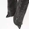 Hoch geschnittene Jeans mit Naht und ausgestelltem Bein Hoch geschnittene Jeans mit Naht und ausgestelltem Bein
