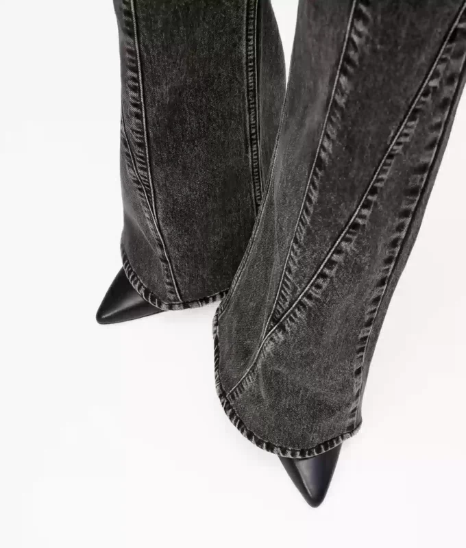 Hoch geschnittene Jeans mit Naht und ausgestelltem Bein Hoch geschnittene Jeans mit Naht und ausgestelltem Bein
