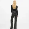 Hoch geschnittene Jeans mit Naht und ausgestelltem Bein Hoch geschnittene Jeans mit Naht und ausgestelltem Bein