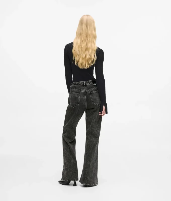 Hoch geschnittene Jeans mit Naht und ausgestelltem Bein Hoch geschnittene Jeans mit Naht und ausgestelltem Bein