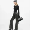 Hoch geschnittene Jeans mit Naht und ausgestelltem Bein Hoch geschnittene Jeans mit Naht und ausgestelltem Bein