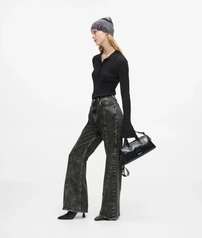 Hoch geschnittene Jeans mit Naht und ausgestelltem Bein Hoch geschnittene Jeans mit Naht und ausgestelltem Bein