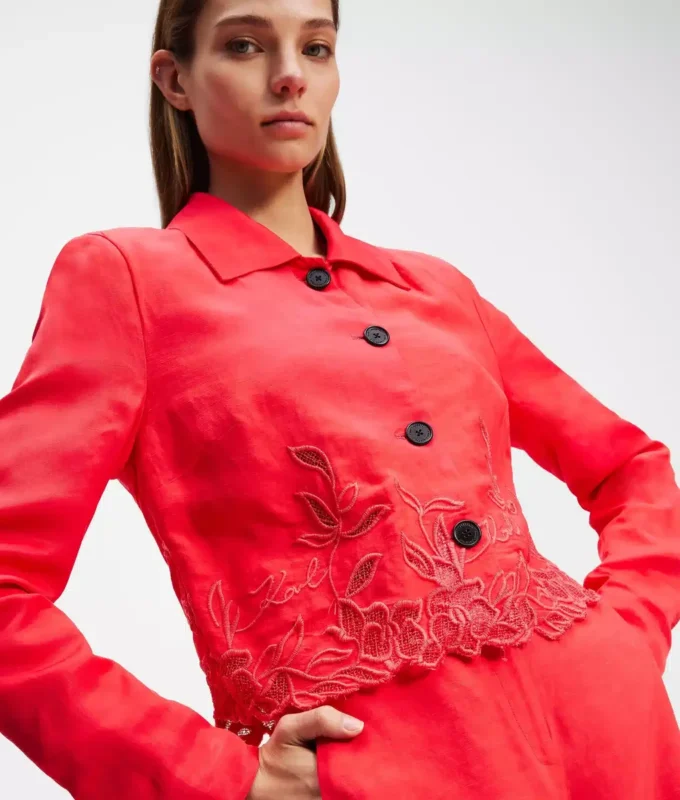 JACKE MIT AUSGESCHNITTENER STICKEREI JACKE MIT AUSGESCHNITTENER STICKEREI