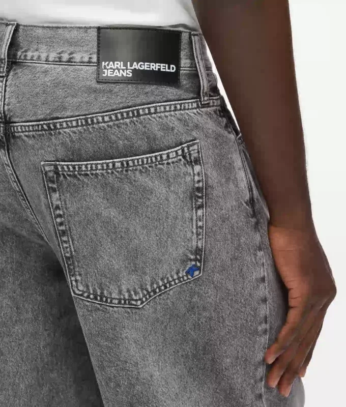 Jeans mit ausgestelltem Bein Jeans mit ausgestelltem Bein