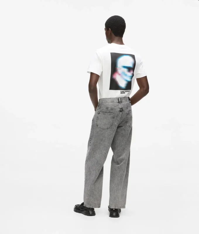Jeans mit ausgestelltem Bein Jeans mit ausgestelltem Bein