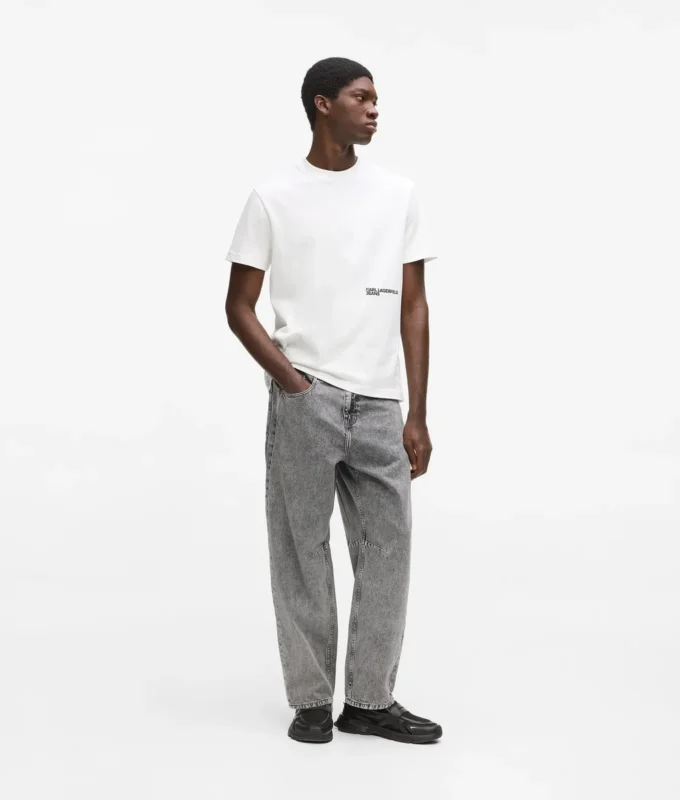 Jeans mit ausgestelltem Bein Jeans mit ausgestelltem Bein