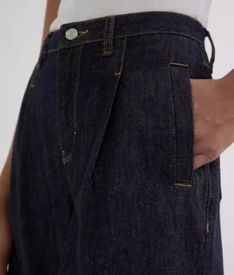 JEANS MIT BREITEM BEIN UND KONTRASTSTICHEN JEANS MIT BREITEM BEIN UND KONTRASTSTICHEN