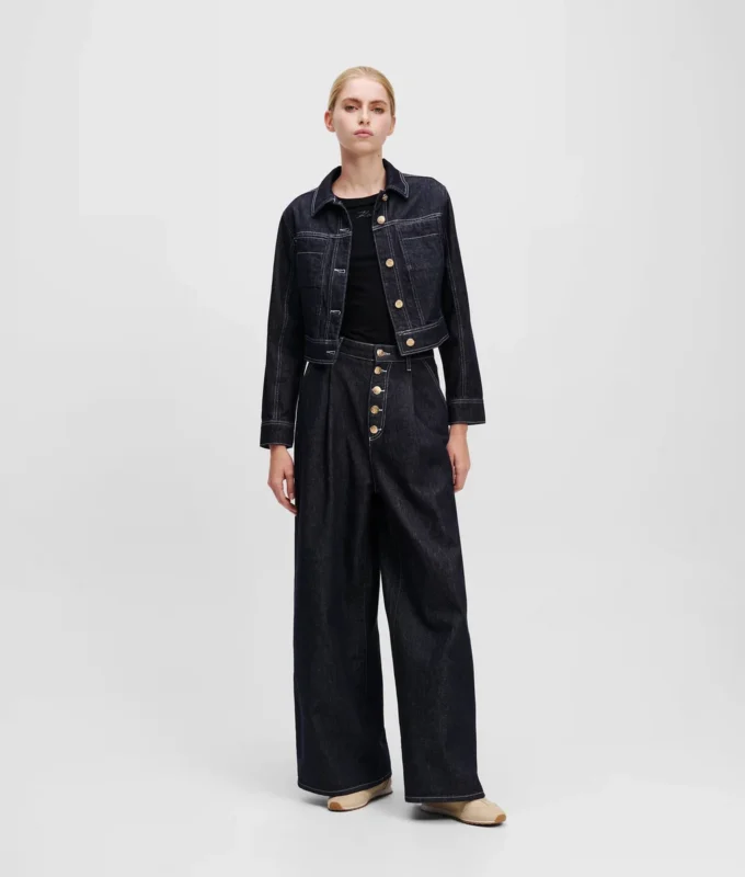 JEANS MIT KNOPFLEISTE UND WEITEM BEIN JEANS MIT KNOPFLEISTE UND WEITEM BEIN