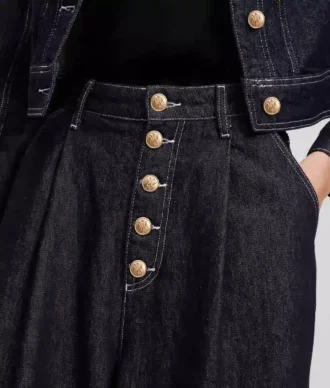 JEANS MIT KNOPFLEISTE UND WEITEM BEIN