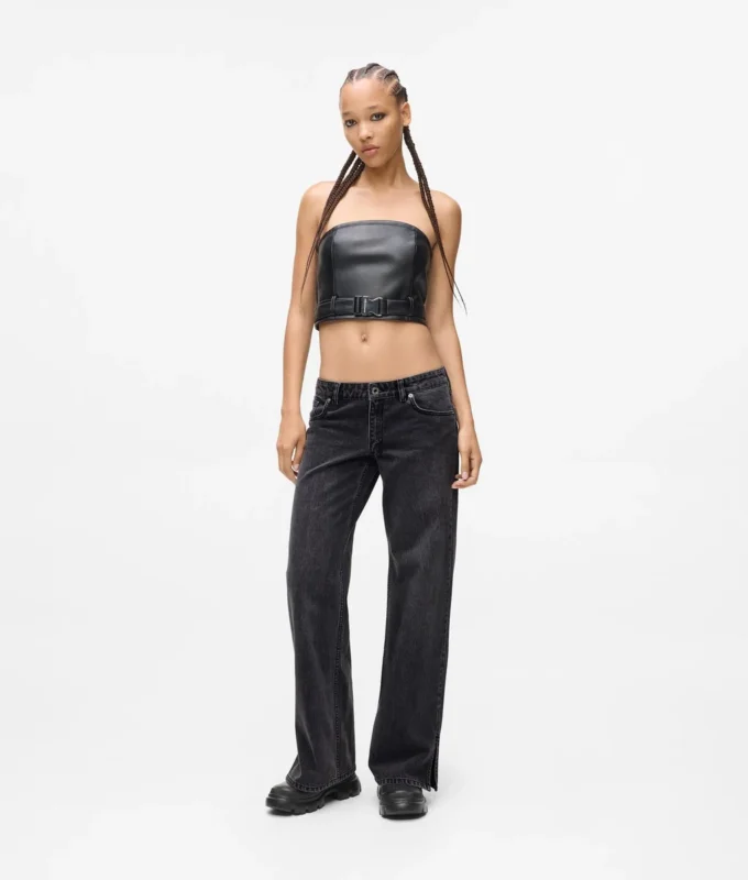 Jeans mit niedriger Leibhöhe und weitem Bein Jeans mit niedriger Leibhöhe und weitem Bein