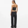 Jeans mit niedriger Leibhöhe und weitem Bein Jeans mit niedriger Leibhöhe und weitem Bein