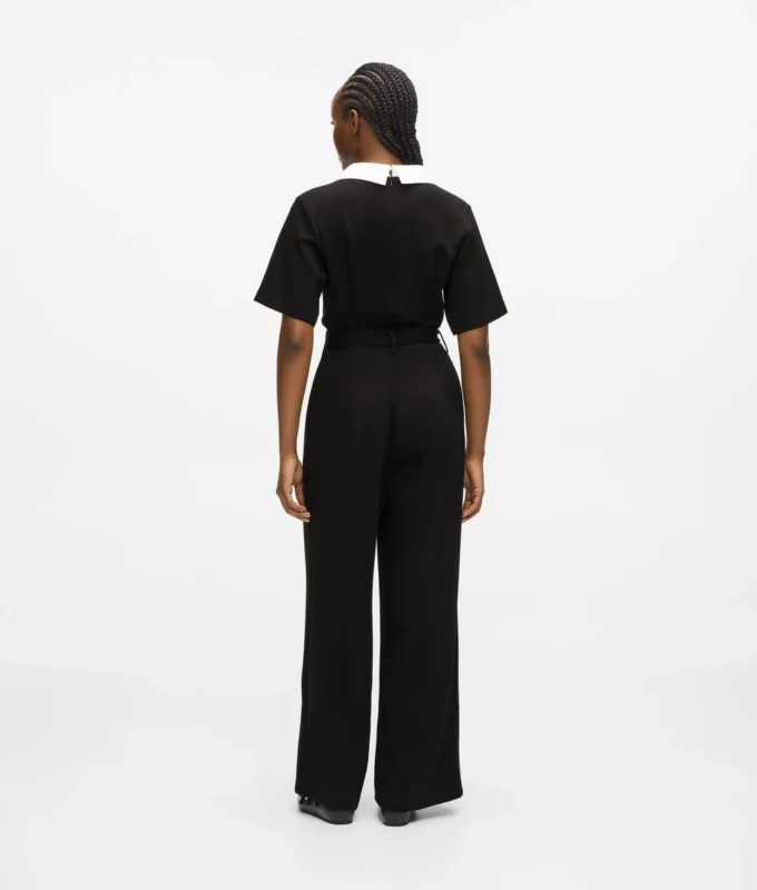 Jumpsuit mit charakteristischem Kragen