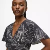 Kleid mit V-Ausschnitt und Fächerprint Kleid mit V-Ausschnitt und Fächerprint