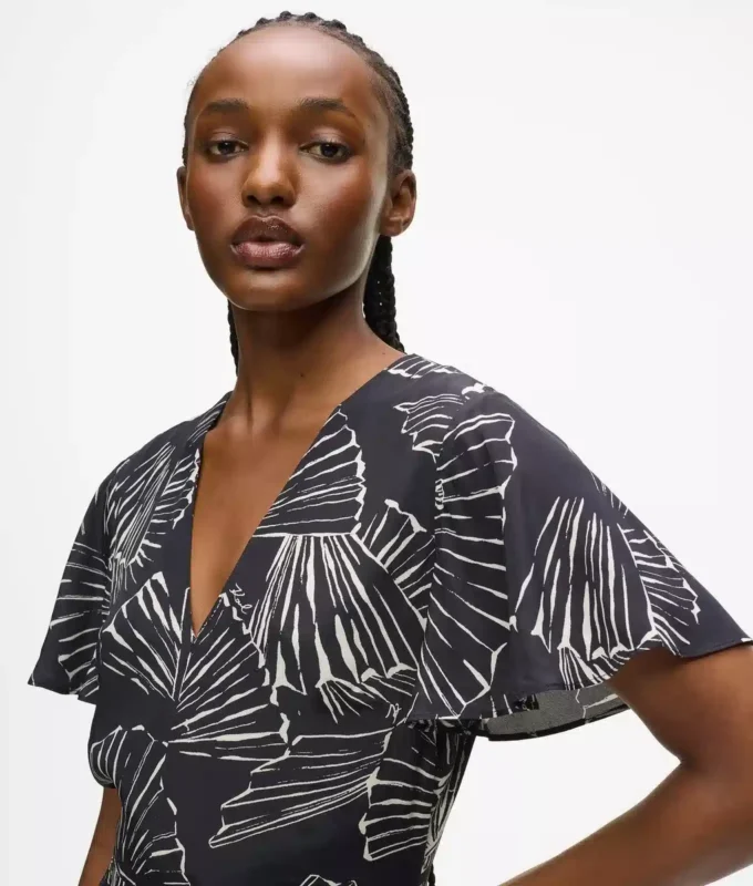 Kleid mit V-Ausschnitt und Fächerprint Kleid mit V-Ausschnitt und Fächerprint