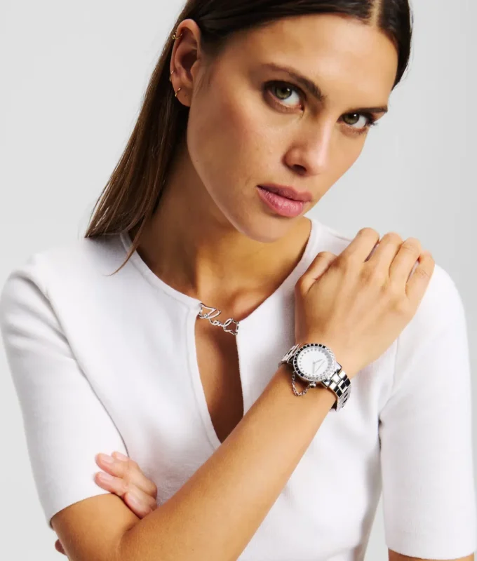 MIT KRISTALLEN VERZIERTE UHR