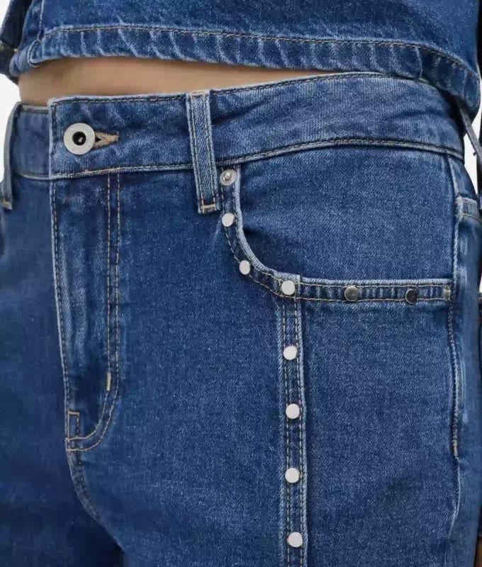 Mom-Jeans mit Nieten