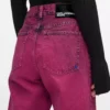 Mom-Jeans mit Sprühfarbe