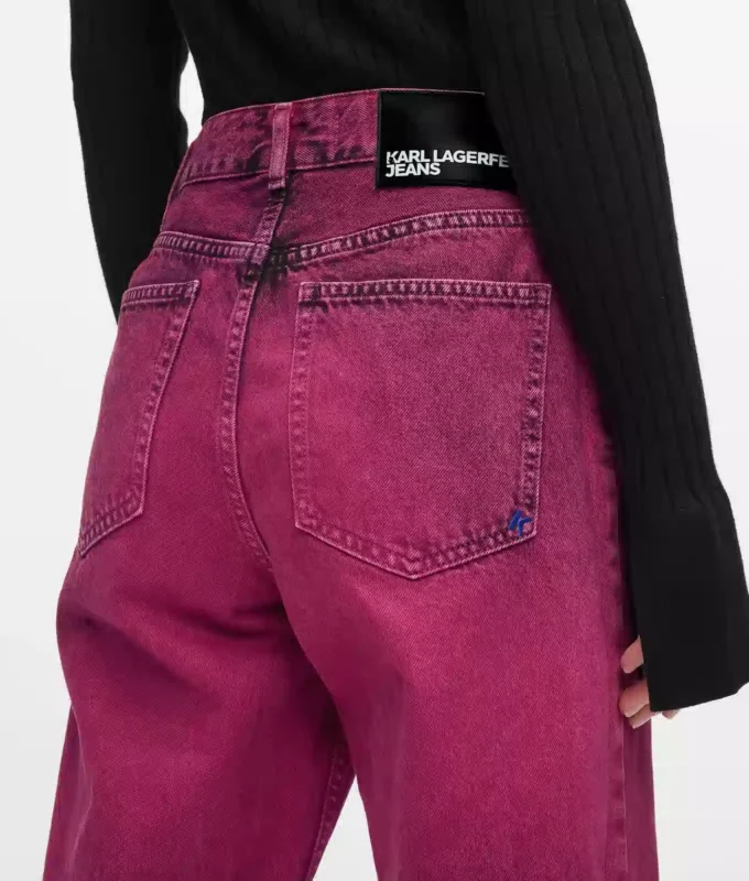 Mom-Jeans mit Sprühfarbe