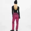 Mom-Jeans mit Sprühfarbe
