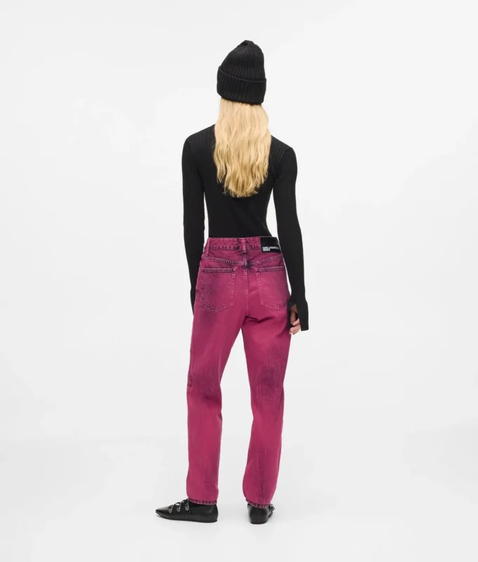 Mom-Jeans mit Sprühfarbe
