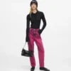 Mom-Jeans mit Sprühfarbe