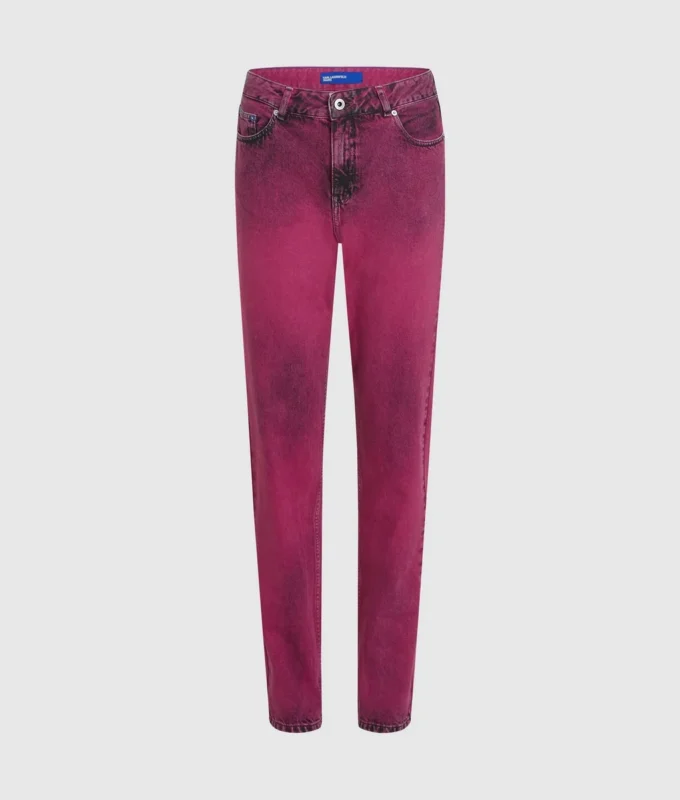 Mom-Jeans mit Sprühfarbe