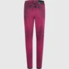 Mom-Jeans mit Sprühfarbe