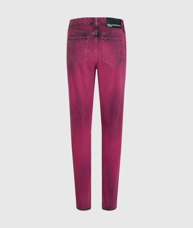 Mom-Jeans mit Sprühfarbe