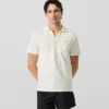 Polohemd mit Monogramm-Ansteckpin Polohemd mit Monogramm-Ansteckpin