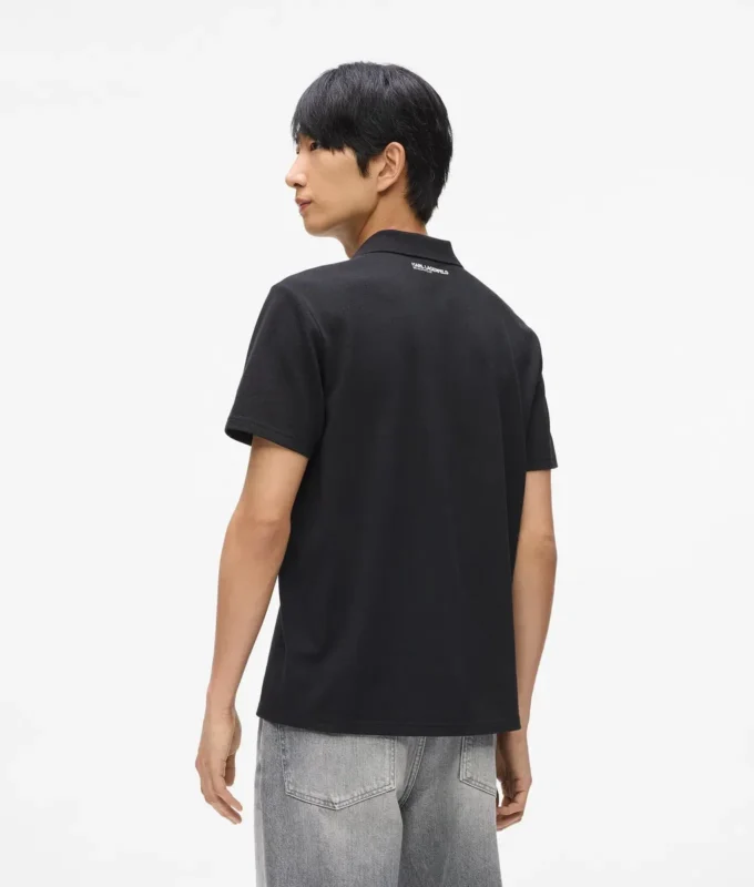 Polohemd mit Monogramm-Ansteckpin Polohemd mit Monogramm-Ansteckpin