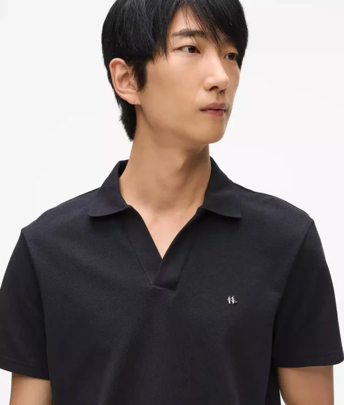 Polohemd mit Monogramm-Ansteckpin Polohemd mit Monogramm-Ansteckpin