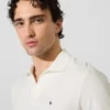Polohemd mit Monogramm-Ansteckpin Polohemd mit Monogramm-Ansteckpin